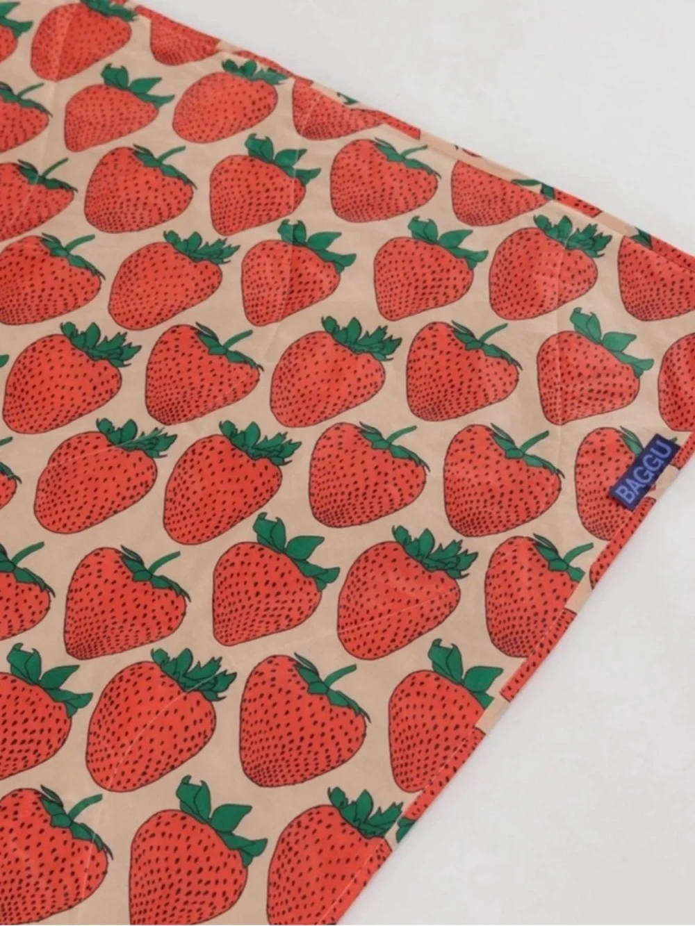 BAGGU Puffy Picnic Blanket Strawberryp